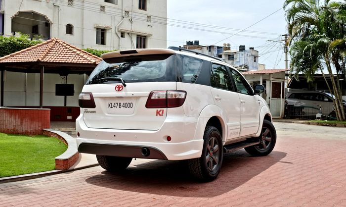 Tampilan belakang Toyota Fortuner lama garapan KitUp Automotif