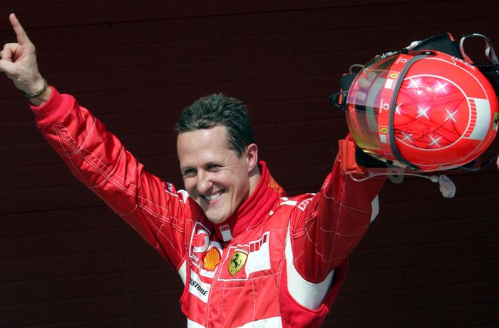 Helm tersebut digunakan Michael Schumacher saat meraih kemenangan terakhirnya di F1 China 2006 silam
