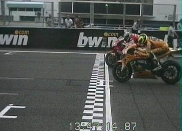 Toni Elias kalahkan Valentino Rossi dengan selisih 0,002 detik di MotoGP Portugal 2006