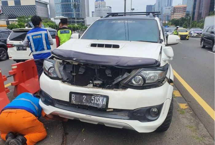 Kondisi Toyota Fortuner rompal di gril dan bumper akibat tabrakan beruntun di tol Dalam Kota Semanggi, Jaksel