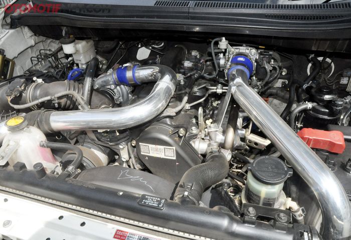 Pipa-pipa silver tersebut membuat ruang mesin terlihat lebih racing.