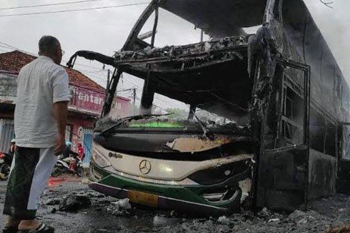 Double decker PO Karina terbakar di Sumenep, Madura.