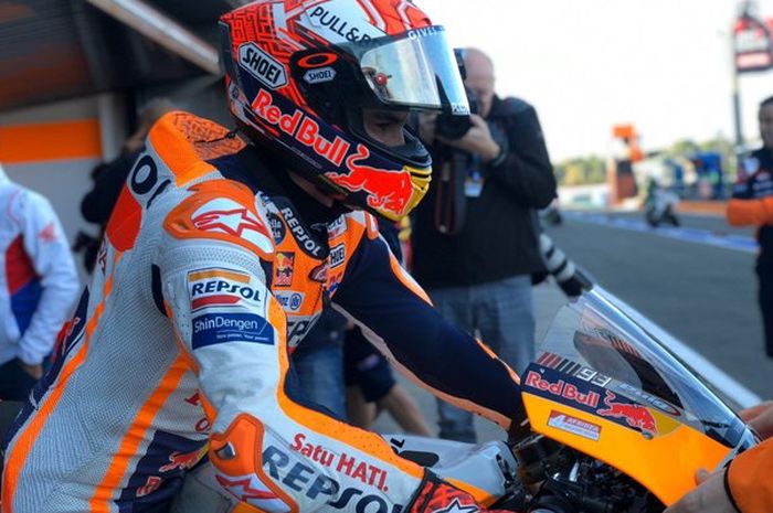 Marc Marquez dan Jorge Lorenzo, memasang tribute khusus untuk menghormati kepergian  mendiang Afridza Munandar pada MotoGP Valencia 2019.