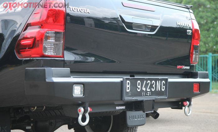 Pasang bumper belakang bikin tampilan Toyota Hilux Revo lebih mewah. Semua panel chrome dihilangkan dengan cara dicat matte black  