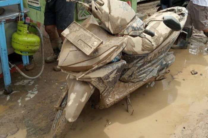 Honda Vario 150 berlumuran lumpur 