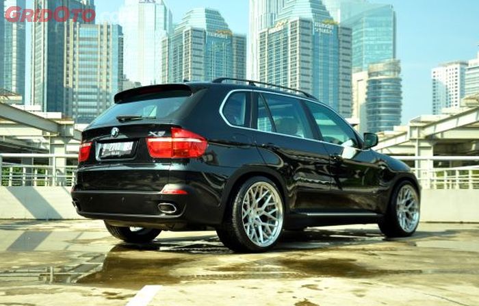 BMW X5 4.8i  milik Dimas Arki tampak belakang