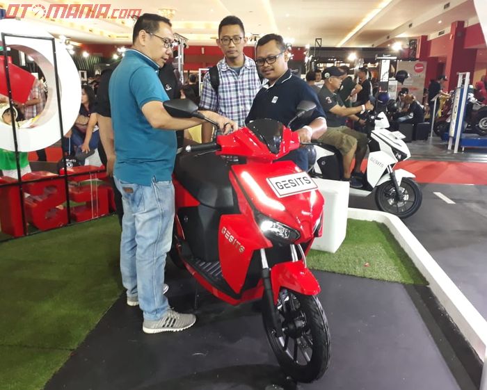 Pengunjung melihat detail motor listrik Gesits di pameran otomotif