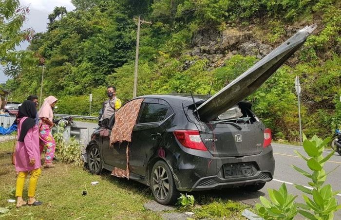 Kondisi Honda Brio yang tertusuk besi pembatas jalan di Aceh Besar hingga menewaskan seorang PNS