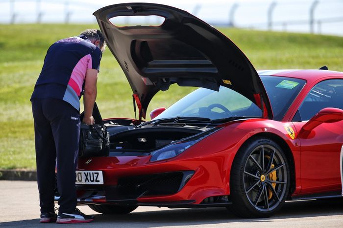 Bos tim Racing Point, Otmar Szafnauer ke sirkuit Silverstone pada balap F1 Inggris 2020 mengemudikan mobil Ferrari