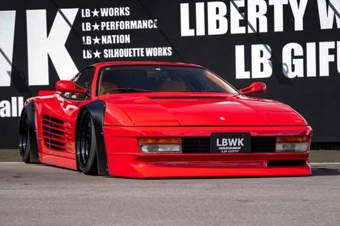 Modifikasi Ferrari Testarossa tampil gaya stance garapan Liberty Walk, Jepang 