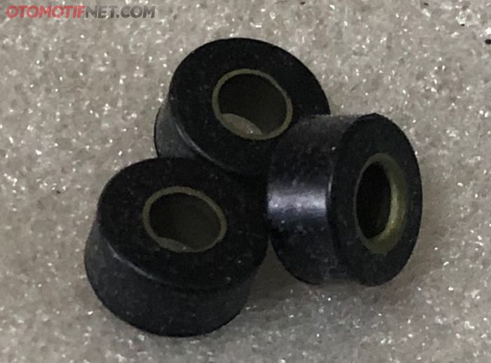 Karet damper dilengkapi bushing di tengahnya, lebih kuat dan tahan lama