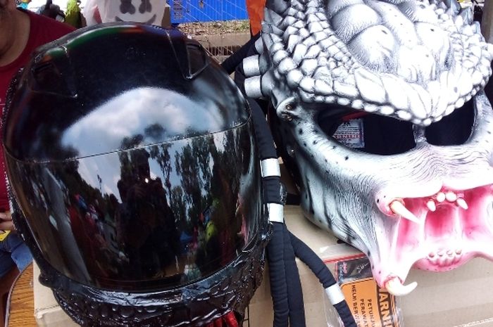 Helm predator dan alien di Otobursa Tumplek Blek 2022