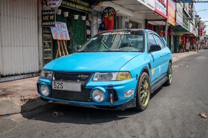 Modifikasi Mitsubishi Lancer 1991 tampil sangar bertransmormasi ala Evo IV