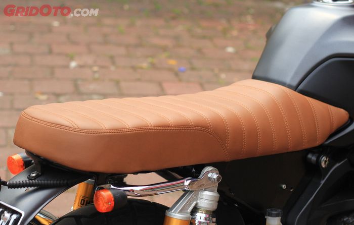 Jok custom datar berkat rangka baru Benelli BN600 mengesankan motor tempo dulu