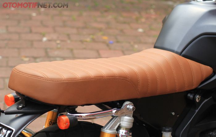 Jok custom datar berkat rangka baru Benelli BN600 mengesankan motor tempo dulu