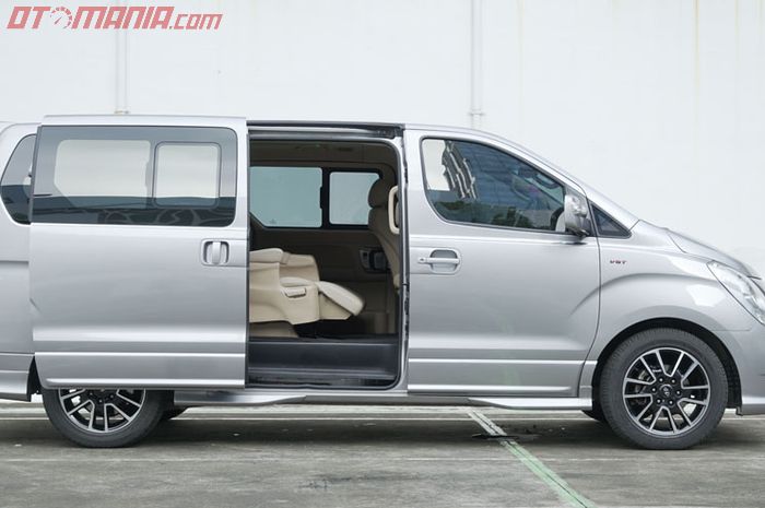 Hyundai H-1 Royale sudah manfaatkan power sliding door di sisi kanan