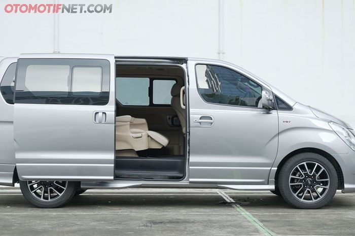 Hyundai H-1 Royale sudah manfaatkan power sliding door di sisi kanan