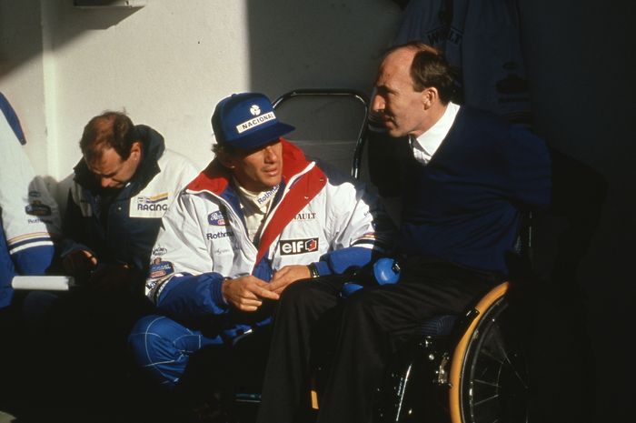 Bos tim Williams, Frank Williams dengan berbicara dengan pembalap barunya di musim balap F1 1994, Ayrton Senna