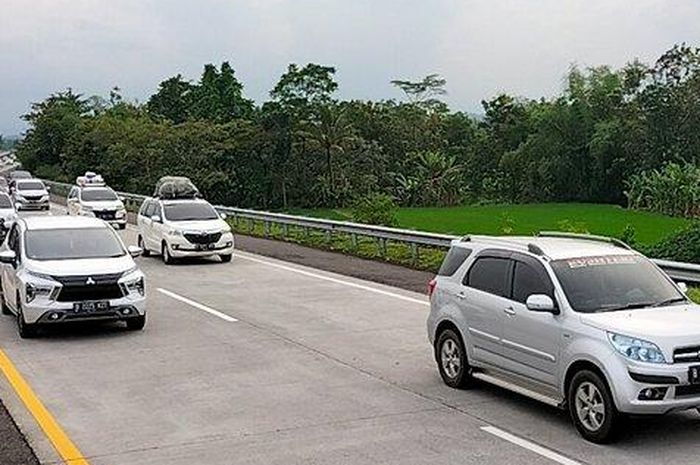 Arus lalu lintas di ruas tol Semarang-Solo