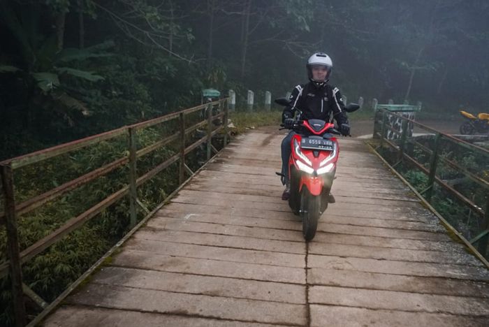 Riding di beragam kondisi jalan enggak masalah jika motor memiliki fitur tepat, layaknya Combi Brake System (CBS) di Honda Vario 125