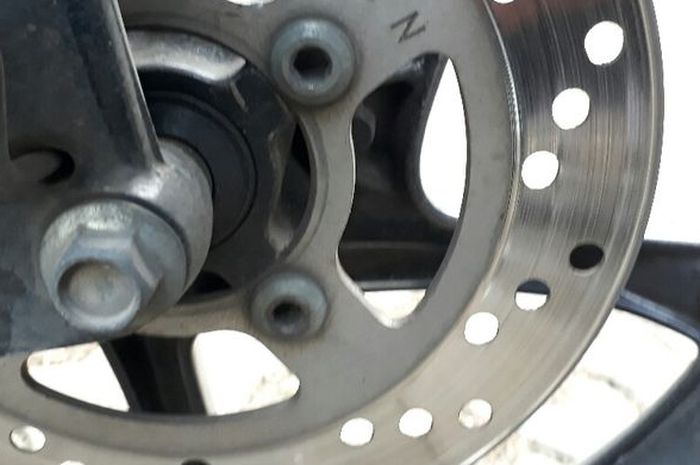 Lubang pada piringan cakram berfungsi untuk mengusir panas akibat gesekan kampas rem.