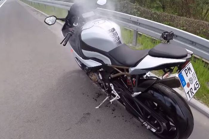 BMW S1000RR gagal ngebut di jalan tol