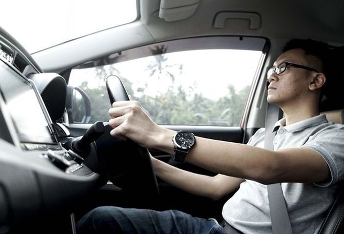 Ilustrasi penggunaan seatbelt saat mengemudi