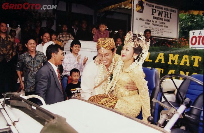 Pernikahan Willy Dreeskandar dan Dewi Rachel di Tasikmalaya pada 1998, tak lepas dari unsur otomotif, ada Jeep Willys, 3 motor Harley-Davidson dan motor besar