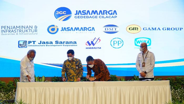 Penandatanganan Perjanjian Pengusahaan Jalan Tol (PPJT) dan Perjanjian Penjaminan Proyek Jalan Tol Getaci, di Gedung Auditorium Kementerian PUPR, Jakarta Senin (31/1/2022).