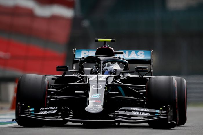 Valtteri Bottas berhasil meraih pole position, sementara Lewis Hamilton ungguli Nico Hulkenberg di kualifikasi F1 70th Anniversary 2020