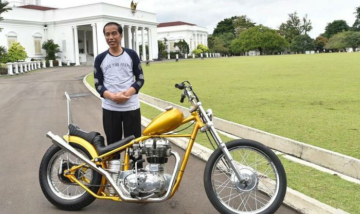 Presiden Jokowi bersama motor barunya.