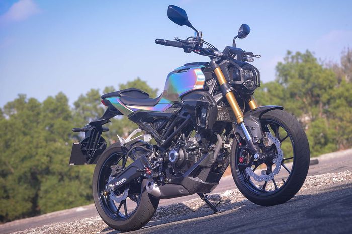 Honda CB150R ExMotion tampil atraktif berbaju blink-blink