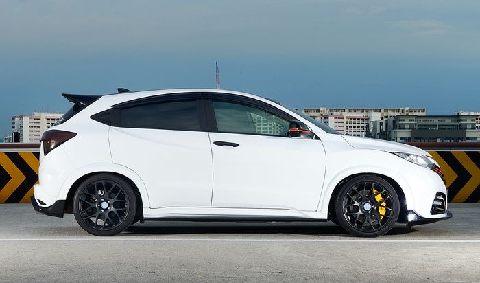 Tongkrongan Honda HR-V ini pakai coilover Ksport dan pelek 18 inci