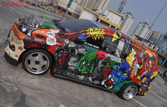 Total ada 13 karakter superhero yang 'nempel'di mobil ini