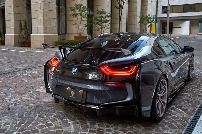 Tampilan belakang BMW i8 menggunakan body kit 3D Design