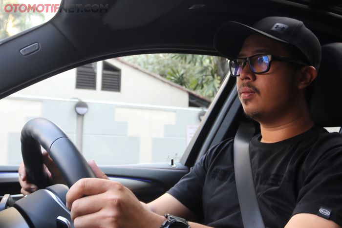 Meski bermesin diesel, getaran dan suara derungan mesin diesel tidak masuk ke dalam kabin, walau sedang akselerasi sekalipun