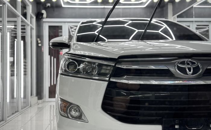 Headlamp (lampu depan) mobil setelah proses detailing dan coating di XSignature Auto Garage Cibubur.