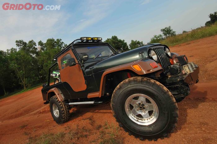 Bodi Jeep CJ-6 ini dibikin panjang untuk boyong motor trail
