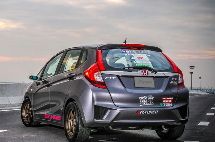 Modifikasi Honda Jazz GK5 ini juga sudah upgrade mesin dan kemasan interior