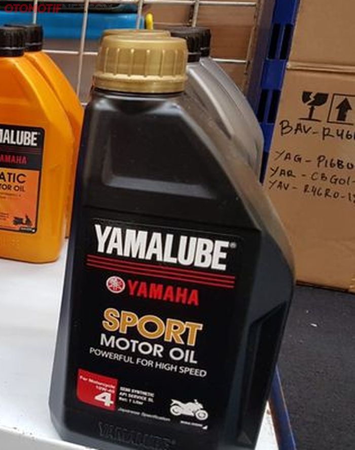 Yamalube Super Sport Motor Oil warna hitam.