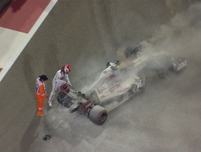 Bukannya takut, Begini reaksi Kimi Raikkonen usai mobilnya terbakar di hari pertama F1 Abu Dhabi 2020