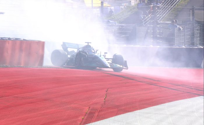 Tak lama setelah Lewis Hamilton crash, George Russell kecelakaan juga di kualifikasi F1 Austria 2022