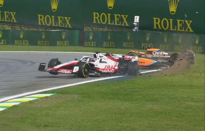Kevin Magnussen terlibat kecelakaan dengan Daniel Ricciaro di lap pertama balap F1 Sao Paulo 2022
