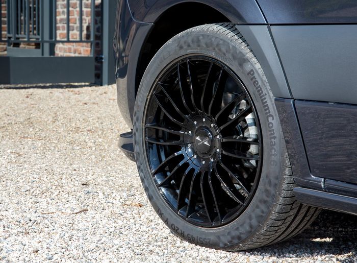 Mercedes-Benz Sprinter Tourer dipasang pelek model jari-jari ukuran 20 inci