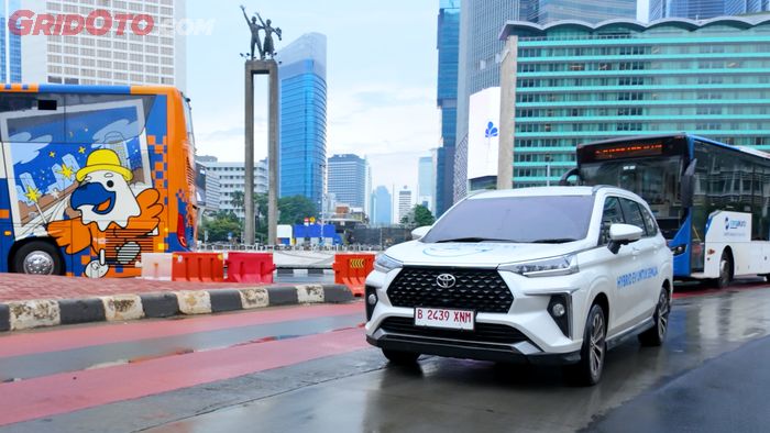 Pengujian keandalan New Veloz Hybrid EV  di jalanan perkotaan