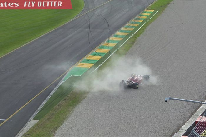 Carlos Sainz berhenti di gravel sirkuit Albert Park pada lap kedua balap F1 Australia 2022 hari Minggu (10/4)