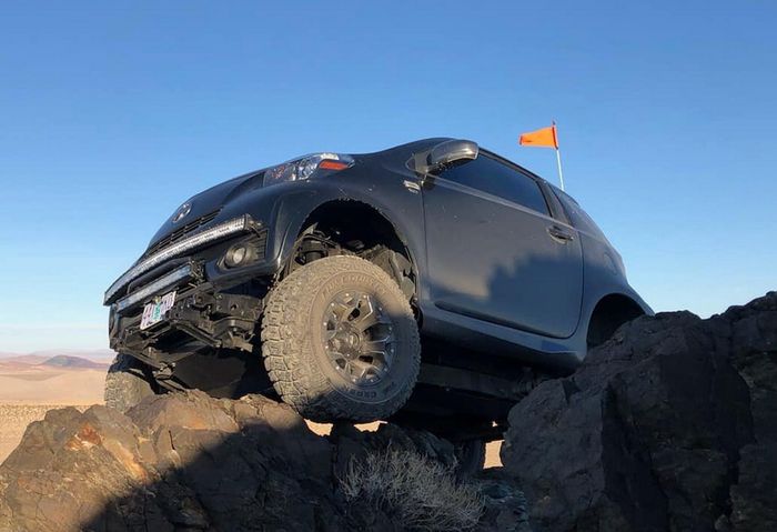 Modifikasi Toyota iQ lepas kesan imut jadi mobil tangguh penggaruk tanah