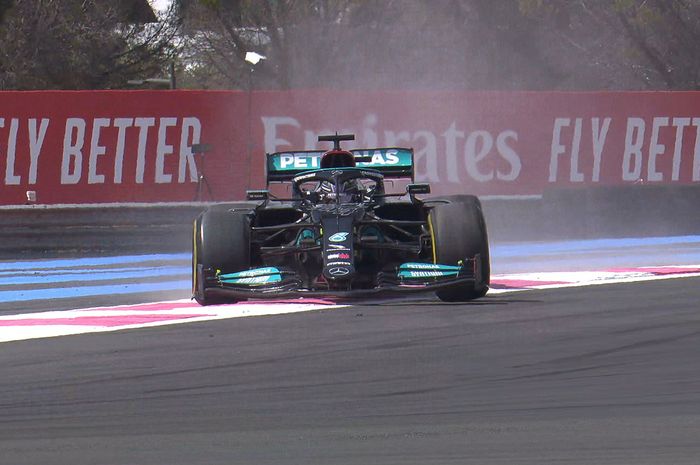 Lewis Hamilton keluar lintasan saat menjalani sesi latihan kedua (FP2) F1 Prancis 2021 di sirkuit Paul Ricard