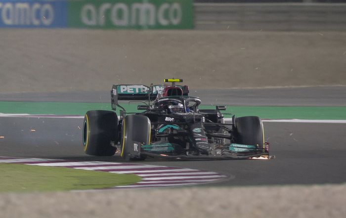 Valtteri Bottas jadi pembalap pertama yang mengalami pecah ban kiri depan di F1 Qatar 2021