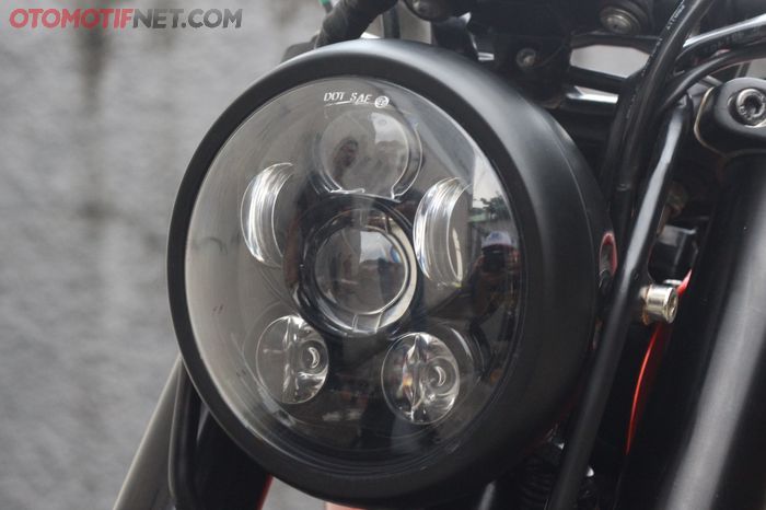 Headlamp Daymaker LED 5 inci, braketnya dibuat ulang menggunakan pelat galvanis 0,8 mm 